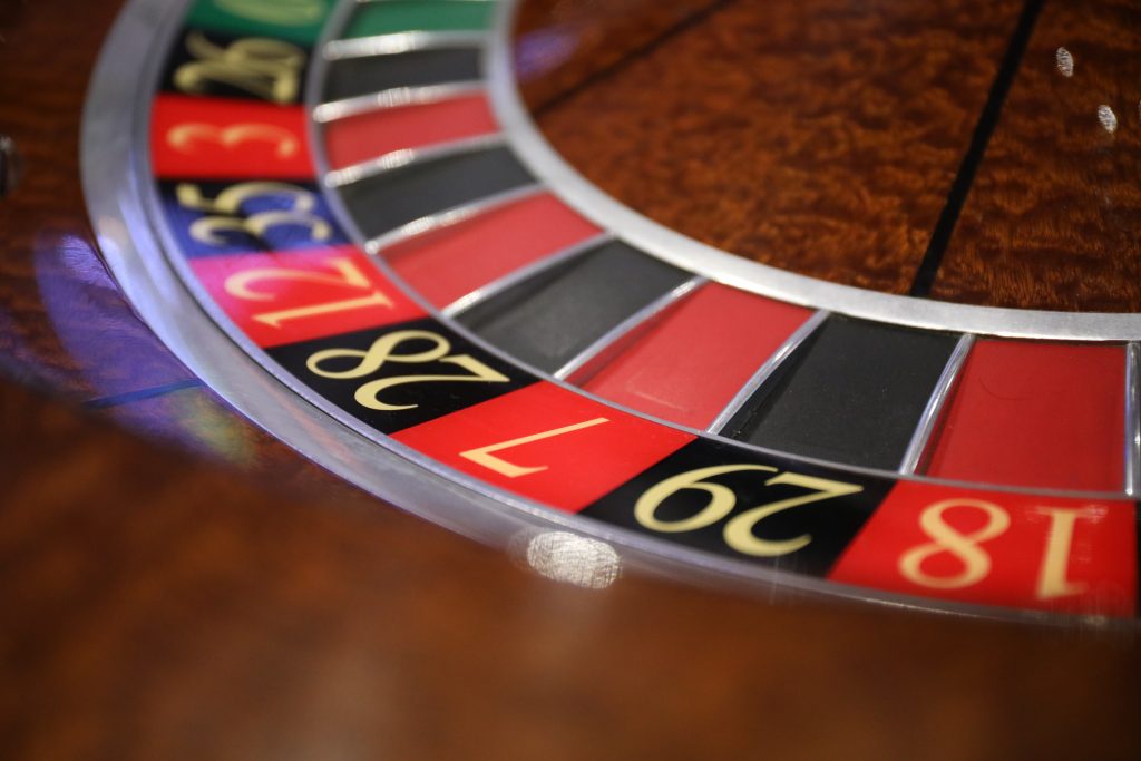 How does live casino roulette differ from real roulette?